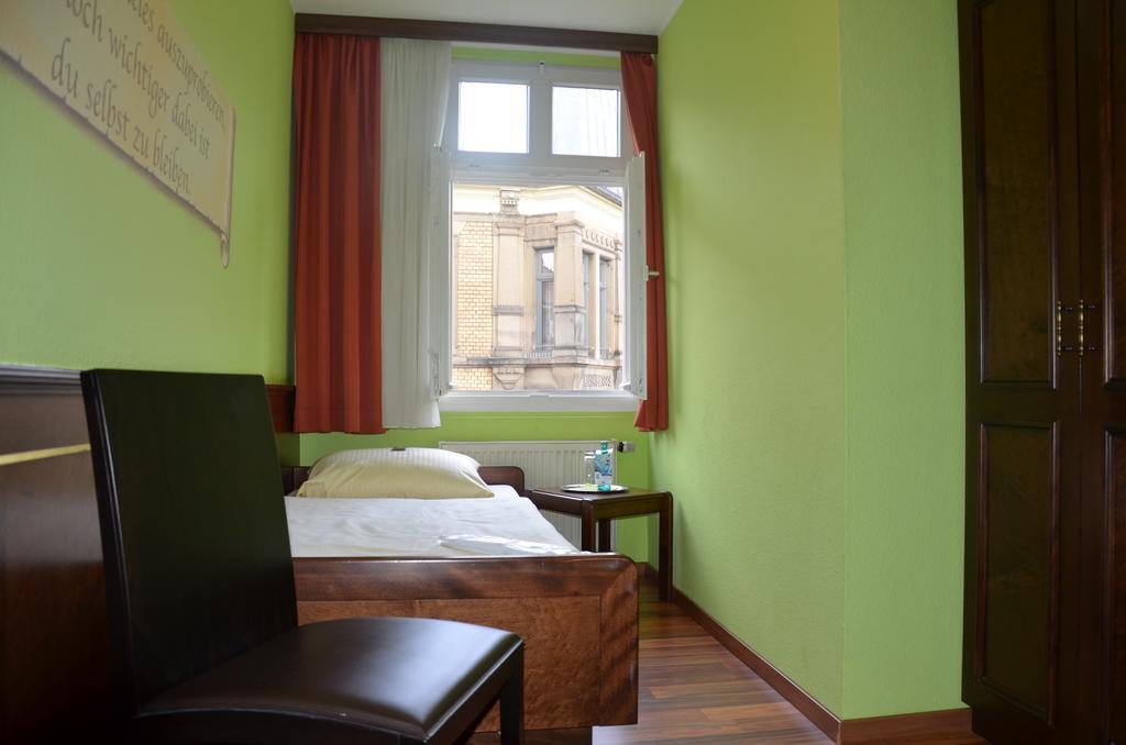 Hotel Am Wilhelmsplatz Stuttgart Room photo